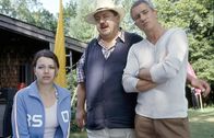 Die Rosenheim-Cops – Können die Ermittler Satori (Markus Böker, re.) und Hofer (Joseph Hannesschläger, mi.) der Freundin des toten trauen (Cosma-Shiva Hagen, li.)