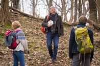 In aller Freundschaft – Die drei Freunde Kathrin, Roland und Martin haben es endlich geschafft, mal wieder ein gemeinsames Wochenende zu planen. Doch schon auf dem Hinweg sind Kathrin (Andrea Kathrin Loewig, li.) und Martin (Bernhard Bettermann, re.) die ganze Zeit am Telefon. Roland (Thomas Rühmann, mi.) bleibt nichts anderes übrig, als ein Handyverbot zu verhängen.