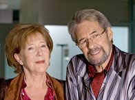In aller Freundschaft – Peter Britz (Ezard Haußmann) lernt in der Klinik Leonore Gerber (Veronika Fitz) kennen. Doch alle kleinen Reibereien können nicht verbergen, dass sie sich besser verstehen, als Peter Britz je erwartet hätte - eigentlich favorisiert er jüngere Frauen.
