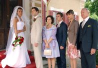 Sturm der Liebe – 10 Uhr im Ersten. Kurz vor der Trauung offenbart Samia (Dominique Siassia, l.) Simon (René Oltmanns, 2.v.l.) vor versammelter Mannschaft (Ivanka Brekalo, Johannes Hauer, Susan Hoecke, Dirk Galuba), dass sie ihn nicht heiraten kann.