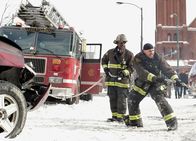 Chicago Fire – Schwerstarbeit:Eamonn Walker als Chief Boden, Joe Minoso als Joe Cruz (Copyright SRF/NBC Universal)