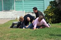 Modern Family – (v.li.) Mitchell (Jesse Tyler Ferguson), Jay (Ed O'Neill), Cameron (Eric Stonestreet) und Phil (Ty Burrell) liegen auf Peter (David Neher).