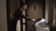 aspekte – Katty Salié mit einem Roboter
