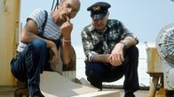 Löwenzahn Classics – Peter Lustig (l.) fährt auf einem Fischkutter mit.