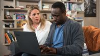 Rote Rosen – Hendrik (Jerry Kwarteng, r.) erkennt fassungslos, dass der erneut verpasste Videocall Konsequenzen hat. (Mit Jelena Mitschke als Britta, links)
