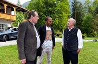 Watzmann ermittelt – Benedikt Beissl (Andreas Giebel, l.) und Jerry Paulsen (Peter Marton, M.) unterhalten sich mit Veit Wieland (Hans Stadlbauer, r.)