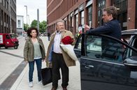 Großstadtrevier – Harry Möller (Maria Ketikidou, l.) und Piet Wellbrook (Peter Fieseler, r.) kontrollieren Kurt Lammert (Konstantin Graudus, M.). Ist er der höfliche Dieb?