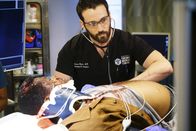 Chicago Med – Chicago Med, Die Stunde der Wahrheit Staffel 4 Folge 5 Ein schneller Eingriff: Colin Donnell als Dr. Connor Rhodes. Copyright: SRF/NBC Universal