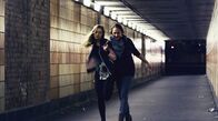 Neverland Now – Kalina (Anna Herrmann, li.) und Ruth (Lo Rivera) beschließen spontan nach Portugal zu fahren.