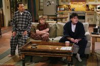 Two and a Half Men – In einer großen Fernsehwerbeaktion wird Charlies (Charlie Sheen, r.) CD präsentiert. Gemeinsam mit Jake (Angus T. Jones, M.) und Alan (Jon Cryer, l.) genießt er die Show ...