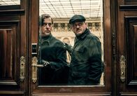 Allmen – Gott schützt die Diebe! Der Kunstdetektiv von Allmen (Heino Ferch) und sein Butler Carlos (Samuel Finzi) fordern ihr Glück heraus.