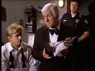Diagnose: Mord – Mark (Dick Van Dyke, M.) erklärt Jesse (Charlie Schlatter, l.) den Tathergang. Das Opfer wurde mit dem Preis, den Mark bekommen sollte, erschlagen.