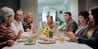 Einfach Maria – Maria (Maria Kempken, mitte) erfährt beim Familienbrunch, dass ihre Eltern (3.v.l. Katharina Abt, 3.v.r. Stephan Bürgi) sich getrennt haben.