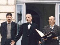 Die Kinder des Monsieur Mathieu – EinsPlus DIE KINDER DES MONSIEUR MATHIEU, "Les Choristes" Uhr. Der hartherzige Direktor Rachin (Francois Berleand, Mitte) und der ihm ergebene Cabert (Kad Merad, li.) wollen mal wieder eine ihrer Bestrafungen durchführen. Der neue Lehrer Clement Mathieu (Gerard Jugnot) soll einen Schuldigen aus dem Klassenbuch auswählen, was ihm aber gar nicht behagt.