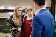 Sturm der Liebe – Josie (Lena Conzendorf, M.) stellt Robert (Lorenzo Patané, r.) ihre Mutter Yvonne (Tanja Lanäus, l.) vor, die überraschend zu Besuch gekommen ist. Josies Mutter Yvonne Klee, gespielt von Tanja Lanäus, kommt an den „Fürstenhof“, um ihre Tochter Josie zu überraschen. Doch das ist nicht der einzige Grund ihrer Anreise …