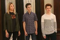 The Mick – Ihre Sportwetten werden Mick (Kaitlin Olson, l.), Dylan (Griffin Gluck, M.) und Chip (Thomas Barbusca, r.) zum Verhängnis ...