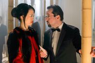 Tatort – Große Kunst: Songma (Huichi Chiu) führt Prof. Boerne (Jan Josef Liefers) durch eines ihrer Werke im Westfälischen Landesmuseums.