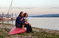 WaPo Bodensee – Der Wassersportlehrer von Julia Demmler (Wendy Güntensperger, r.) wurde tot aus dem Bodensee geborgen. Sie wollte der Witwe Catrin Dellbrück (Maddalena Noemi Hirschal, l.) die Nachricht persönlich überbringen.