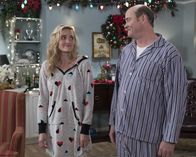 The Goldbergs – Lainey Lewis (AJ Michalka, l.); Bill Lewis (Bill Koechner, r.)