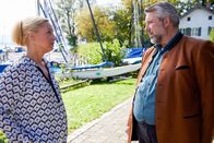 Die Rosenheim-Cops – Christine Pfaff (Esther Kuhn, l.), die Angestellte des Verstorbenen, erzählt Kommissar Stadler (Dieter Fischer, r.) von der Pleite der Fischerei ihres Chefs.