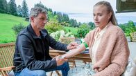 Der Bergdoktor – Der Bergdoktor Staffel 16 Im Netz – Teil 1 Arzt untersucht Patientin: Hans Sigl als Bergdoktor Dr. Martin Gruber, Elisabeth Baulitz als Katja Becker Copyright: SRF/ZDF/Erika Hauri