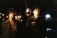Rambo I – Aus nichtigem Anlass wird der im Krieg ausgezeichnete Held Rambo (Sylvester Stallone, l.) von der Polizei gejagt. In die Enge getrieben, liefert er der Staatsgewalt einen blutigen Privatkrieg ...
