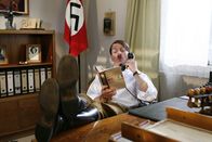 Switch Reloaded – Auch ein Hitler (Michael Kessler) darf mal die Füße hochlegen ...