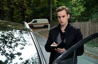 Alles Klara – Jonas Wolter (Jan Niklas Berg) beschattet die Putzfrau des Mordopfers.