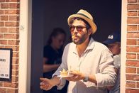 Andere Eltern – Alle Eltern holen sich wie Jannos (Jasin Challah) bei ihrem ersten Anlegeplatz heimlich Essen, das nicht Ninas Vorschlag einer alkohol-, zucker- und weizenmehlloser Ernährung entspricht.