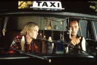 The Calling – Eines Tages gerät die verunsicherte Kristie (Laura Harris, l.) an den merkwürdigen Taxifahrer Cormac (Francis Magee, r.). Dieser macht Andeutungen über einen uralten Pakt, der jetzt in ihrem Sohn Dylan Wirklichkeit werden wird ...