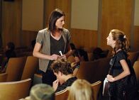 CSI - Den Tätern auf der Spur – Der Tod einer Studentin verschafft Sara (Jorja Fox, l.) ein Wiedersehen mit Hannah West (Juliette Goglia), der kleinen Schwester eines Mörders, den die damals 12-jährige gedeckt hatte. Und wieder dreht es sich um Mord...