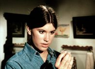 Die Waltons – Für den Collegeball hat Mary Ellen (Judy Taylor) bei einem Trödler eine hübsche Handtasche gekauft, in der sie einen Ring entdeckt ...