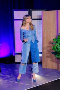 Germany's next Topmodel - by Heidi Klum – Titel: Germany's Next Topmodel - by Heidi Klum; Staffel: 19; Folge: 6; Person: Heidi Klum; Copyright: (c) ProSieben/Richard Hübner; Fotograf: Richard Hübner; Bildredakteur: Susanne Karl; Dateiname: 2909577.jpg; Rechtehinweis: Germany’s Next Topmodel - by Heidi Klum (c) ProSieben/Richard Hübner Dieses Bild darf bis eine Woche nach Ausstrahlung honorarfrei fuer redaktionelle Zwecke und nur im Rahmen der Programmankuendigung verwendet werden. Spaetere Veroeffentlichungen sind nur nach Ruecksprache und ausdruecklicher Genehmigung der Seven.One Entertainment Group GmbH moeglich. Nicht fuer EPG! Verwendung nur mit vollstaendigem Copyrightvermerk. Das Foto darf nicht veraendert, bearbeitet und nur im Ganzen verwendet werden. Nicht für Titel. Es darf nicht archiviert werden. Es darf nicht an Dritte weitergeleitet werden. Aneinanderreihung/Zusammenlegung/Kopplung von Bildern zum Zweck der Erstellung von Slide-Shows o.ä. nicht gestattet; Verbindung/Einfügen/Anfügen von Werbung nicht gestattet. Bei Fragen: foto@seven.one Voraussetzung fuer die Verwendung dieser Programmdaten ist die Zustimmung zu den Allgemeinen Geschaeftsbedingungen der Presselounges der Sender der Seven.One Entertainment Group GmbH.