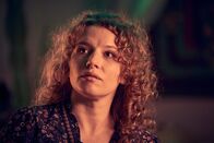 Vierwändeplus – Anna (Antonia Bill) macht sich mehr Sorgen um die finanzielle Zukunft als früher: Wenn erst einmal ein Baby da ist, müsste Erik einen anderen Job finden, aber dieser findet die Idee weniger sexy.