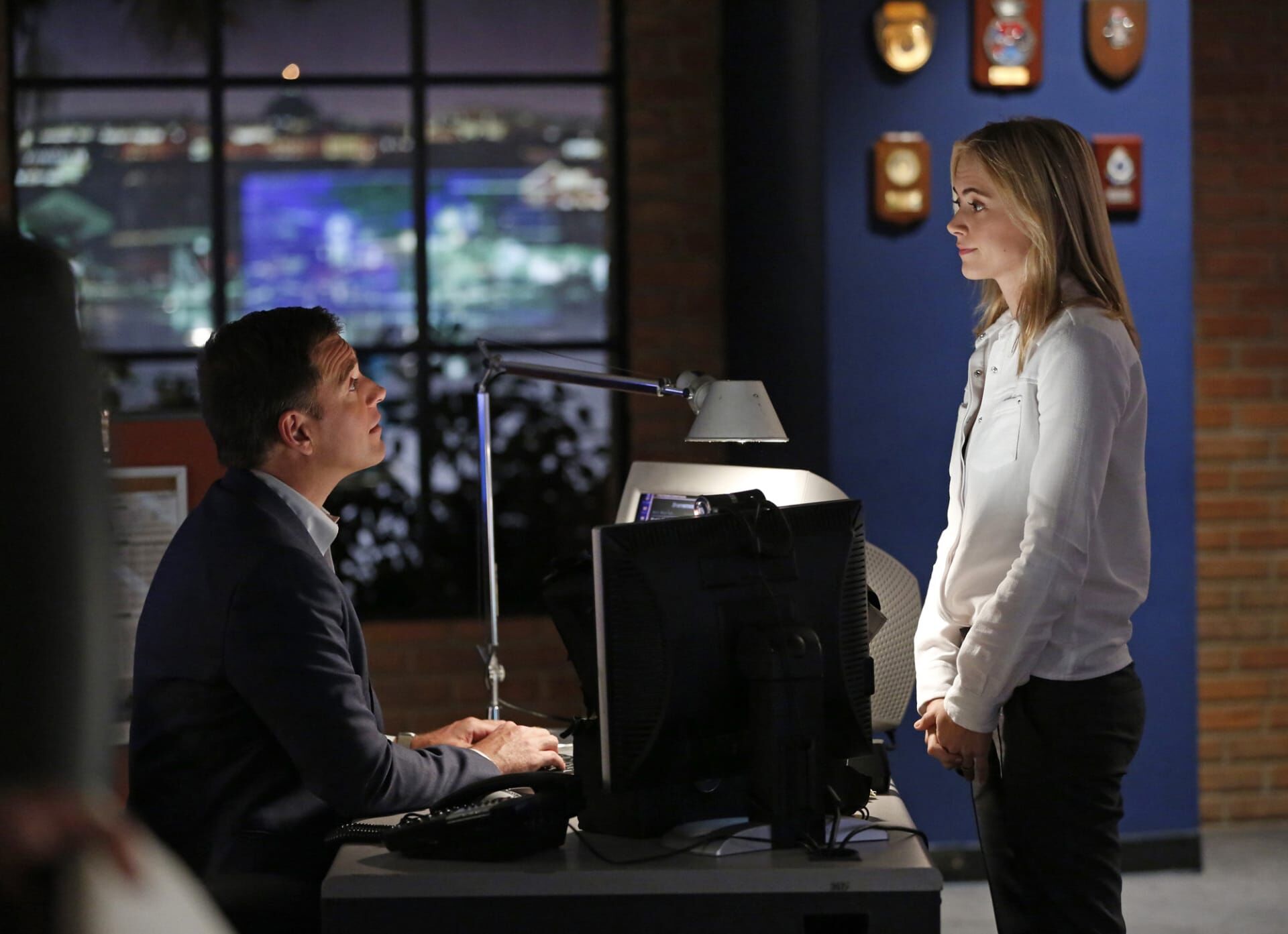 Navy CIS – Was ist los zwischen Tony (Michael Weatherly, l.) und Eleanor (Emily Wickersham, r.)?