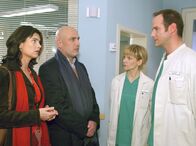 In aller Freundschaft – MDR Fernsehen IN ALLER FREUNDSCHAFT FOLGE 228, "Die Reifeprüfung" Uhr. Die 16-jährige Tochter von Marlene und Eduard Kramm wurde nach einem Verkehrsunfall in die Sachsenklinik eingeliefert. Dr. Kathrin Globisch und Dr. Achim Kreutzer informieren die besorgten Eltern über den Gesundheitszustand ihrer Tochter. Ausserdem teilen sie den Eltern mit, dass Sophie im zweiten Monat schwanger ist. Sophies Eltern sind fassungslos. Marlene Kramm (Maren Schumacher), Eduard Kramm (Leon Boden), Dr. Kathrin Globisch (Andrea Kathrin Loewig) und Dr. Achim Kreutzer (Johannes Steck). Sophie Kramm (Anja Taschenberg), Marlene Kramm (Maren Schumacher) und Eduard Kramm (Leon Boden).