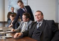 Tatort – Personalchef Raimund Kahn (Felix Vörtler) muss kurzfristig mehr als 200 Arbeitskräfte »abbauen«. Entsprechend schlecht ist die Stimmung in der Belegschaft.