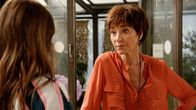 Rote Rosen – Merle (Anja Franke) hat den Eindruck, dass Franka (Birthe Wolter) die Gärtnerei schleifen lässt.