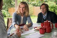 Wilsberg – Jette Retzlaff (Cornelia Gröschel) versteht ihren Job und verkauft Versicherungen wie am Fließband. Ekki (Oliver Korittke) kann da nur staunen.