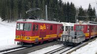 Eisenbahn-Romantik – Am Col de Soud: BVB-Zug kreuzt „Müllzug“. Im Winter ist die Bahn das einzige Transportmittel nach oben. Auch die Müllcontainer werden mit der Bahn abtransportiert.
