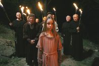 Die Deutschen – Die Eltern haben entschieden: Hildegard (Hana Tomášová) soll ihr Leben Gott weihen. Im Alter von 14 Jahren tritt sie dem Kloster Disibodenberg bei.