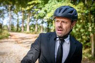 Sturm der Liebe – Yvonne erschrickt, als Tom (Sven Waasner) eine Vollbremsung machen muss.