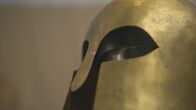 Entscheidung auf dem Schlachtfeld – Die Spartaner sind ihrem Gegner zahlenmäßig weit unterlegen. Dennoch kämpfen sie bis zum Tod. Drei Tage lang halten sie die persische Armee auf. Erst ein Verrat führt zu ihrer Niederlage.