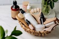 Marktcheck – Bottles shampoo or shower gel Lotion, serum or essential oil, cream, massage brushes for skincare, Body and face care beauty bath set