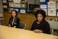 Community – Annie (Alison Brie, l.) und Shirley (Yvette Nicole Brown, r.) müssen zugeben, dass ihre Zukunftspläne nicht ganz so geglückt sind, wie gewünscht ...
