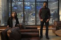 MacGyver – Matty Webber (Meredith Eaton, l.); Wilt Bozer (Justin Hires, r.)