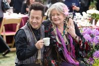 Kindsköpfe – Beim ersten Wiedersehen von Rob (Rob Schneider) mit seinen Freunden nach 30 Jahren kommt es zu Missverständnissen wegen seiner Begleitung Gloria (Joyce Van Patten).