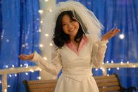 Gilmore Girls – Nach langem hin und her hat Lane (Keiko Agena) nun endlich ihr Hochzeitskleid ...
