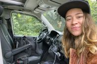 Trend Mikro-Urlaub - Campervan und Schrebergarten – Katharina Pfeifer vor dem Van, in dem sie mit ihrem Freund Markus Liebenau wohnt.