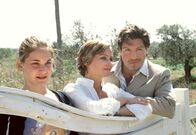 Geerbtes Glück – Der charmante Spanier Pablo (Francis Fulton-Smith) zeigt Ulrike (Jennifer Nitsch, Mitte) und ihrer Tochter Saskia (Tabea Pietrek) die Schönheiten der katalanischen Provinz.